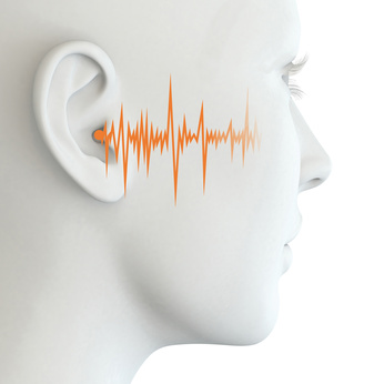 Menschliches Ohr einer Frau mit Schallwellen